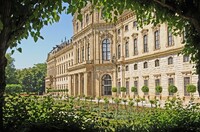 Historisches Gebäude der Universität Würzburg im Sommer, Anlass: Launch der neuen Website.